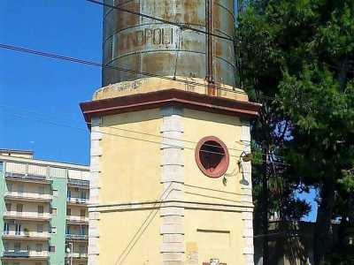 Nella stazione di Monopoli c�� una particolare costruzione che accoglie ogni giorno i passeggeri dei treni: si tratta di una torretta esagonale dal colore giallo chiaro e rosso ruggine